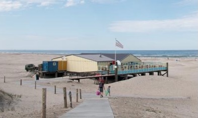Strandpaviljoen Heartbreak Hotel op het strand