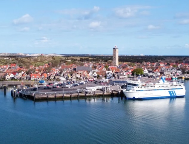 De veerboot van Doeksen in de haven van West-Terschelling